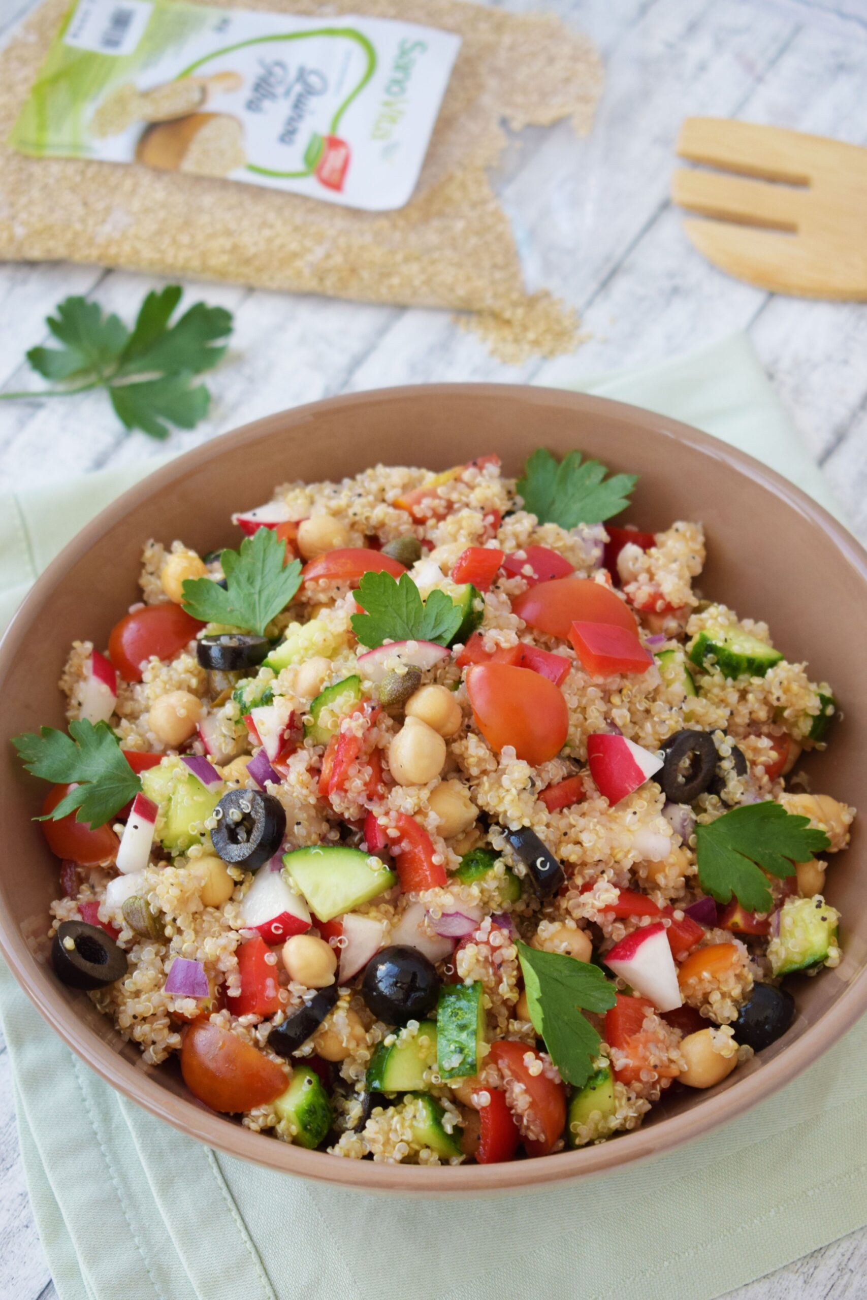 Salată cu Quinoa și dressing de lămâie